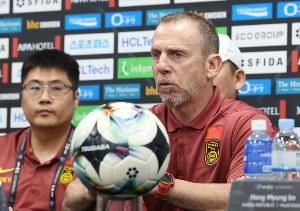 媒体人谈国足：球队和代理教练能交代过去，寻主帅是不小的挑战